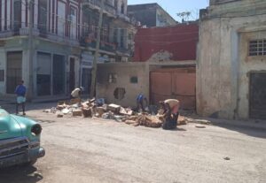 En la foto, ancianos buscan en la basura en La Habana