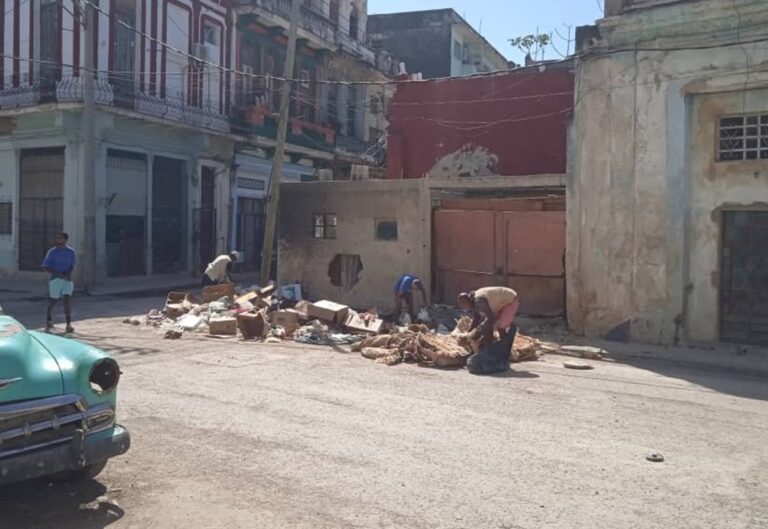 En la foto, ancianos buscan en la basura en La Habana