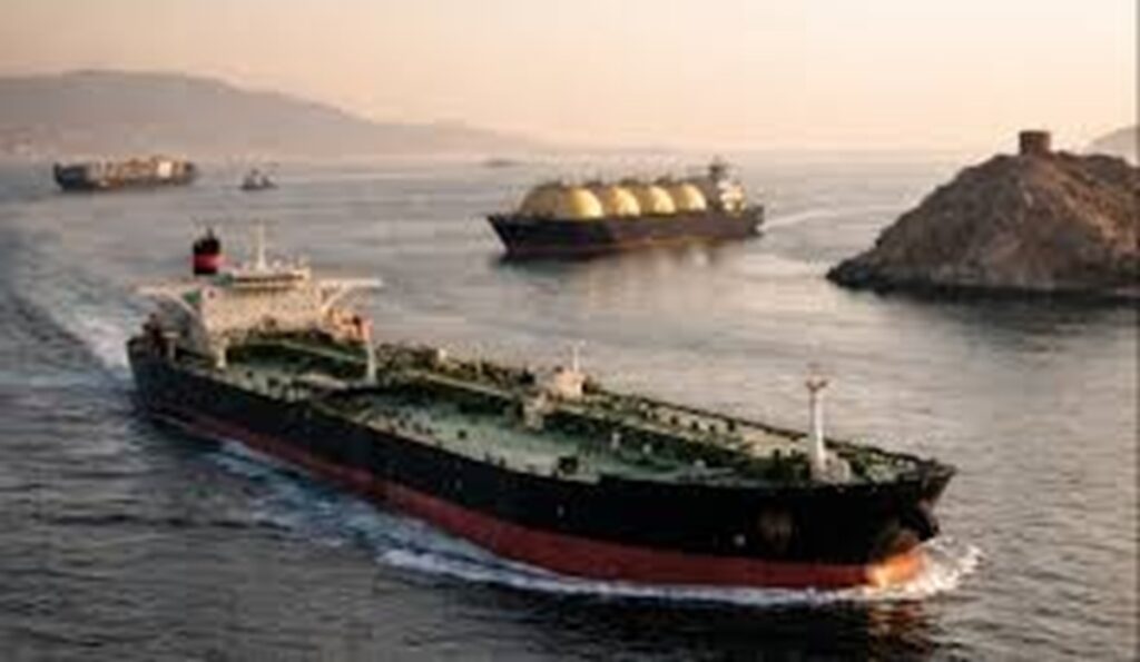 En la foto, barcos en el estrecho de Ormuz