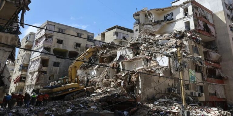 En la foto, Los bomardeos israelíes causan destrozos en el Libano