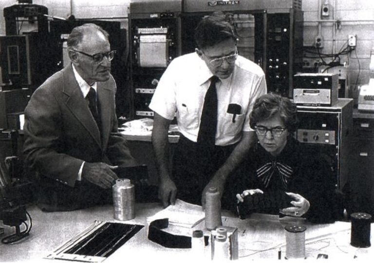 En la foto, Stephanie Kwolek en los laboratorios de DuPont