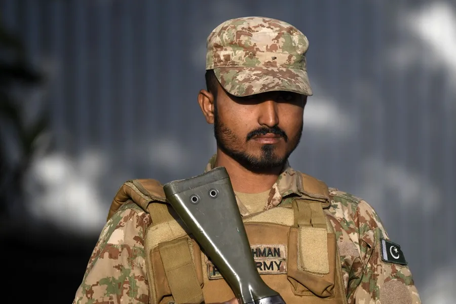 En la foto, un soldado custodia el sitio donde deben celebrarse las conversaciones de paz en Islamabad