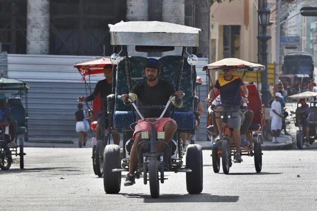 En la foto, bicitaxis en La Habana