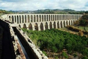 En la foto, un acueducto romano que aún funciona