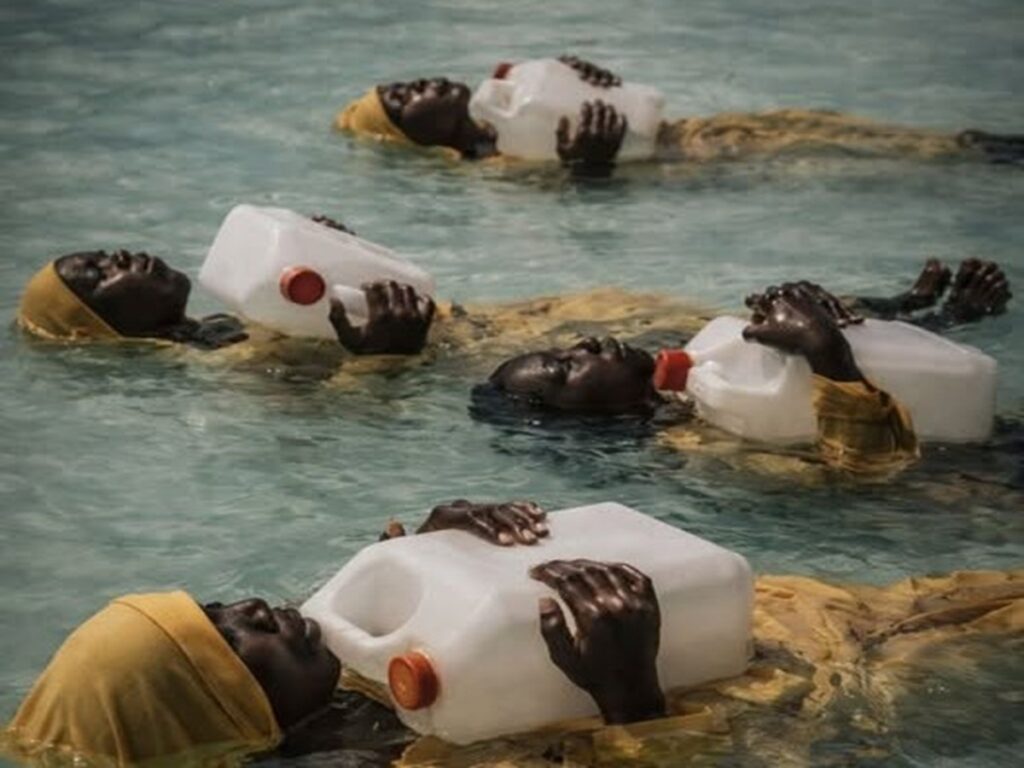 Flotando en Zanzíbar: la victoria más hermosa 2 En la foto, mujeres flotan en un río en Zanzíbar
