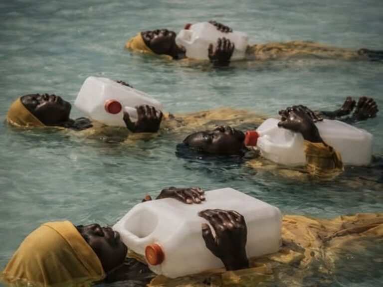 En la foto, mujeres flotan en un río en Zanzíbar