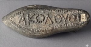 En la foto, las sandalias que usaban las putas griegas