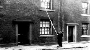 En la foto, un despertador en una ciudad cualquiera de Europa