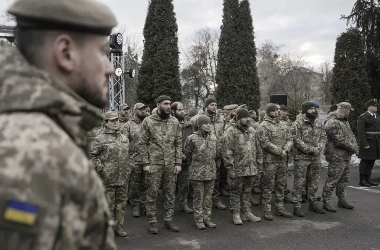 En la foto, soldados recién reclutados para la guerra en Ucrania