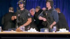 En la foto, el Servicio Secreto retira a Trump del lugar dondese produjo el intento de atentado