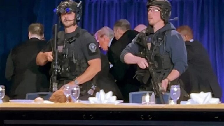 En la foto, el Servicio Secreto retira a Trump del lugar dondese produjo el intento de atentado