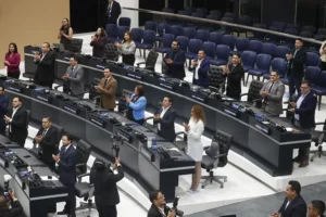 En la foto, un grupo de diputados reacciona durante una sesión plenaria, en San Salvador (El Salvador)