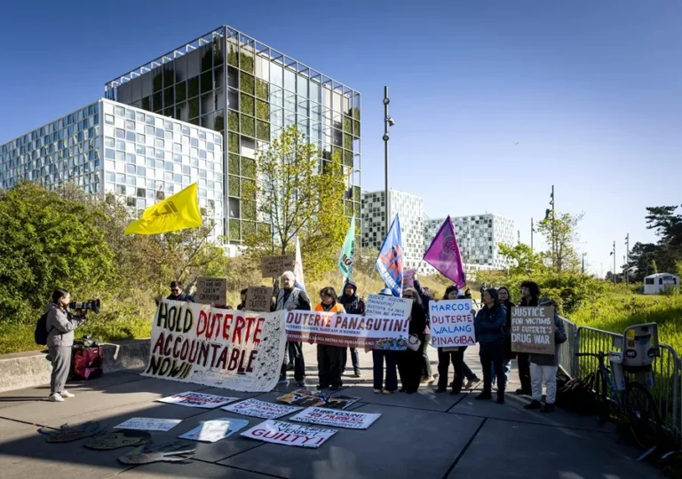 En la foto, manifestación frente a la Corte Penal Internacional (CPI) en la Haya, antes del fallo sobre el enjuiciamiento del expresidente filipino Rodrigo Duterte
