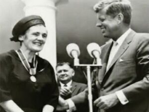 En la foto, Frances Kelsey y el presidente Kennedy