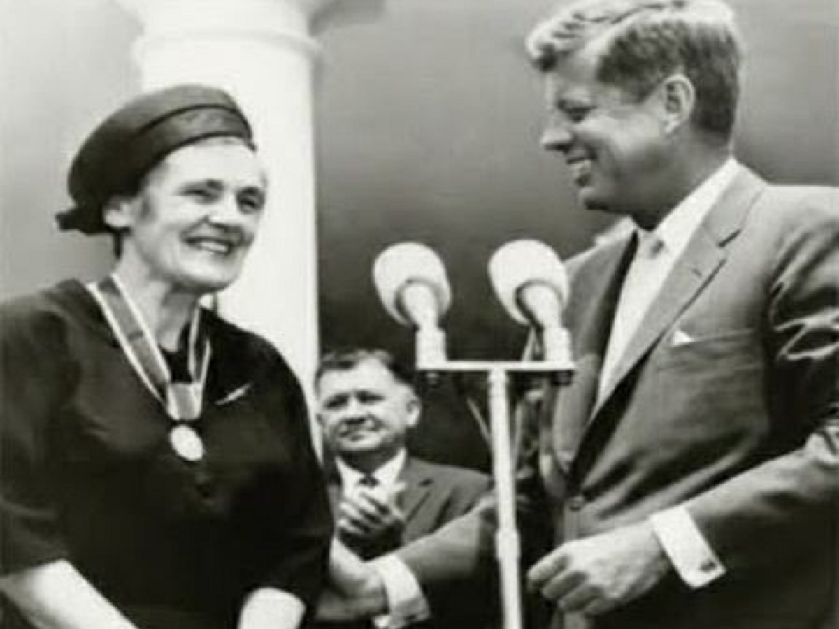La mujer que se negó a firmar y cambió la farmacología para siempre 1 En la foto, Frances Kelsey y el presidente Kennedy