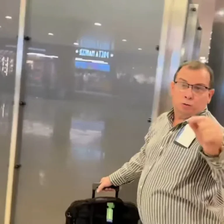 Fernando González propone usar humor político para “combatir clichés”