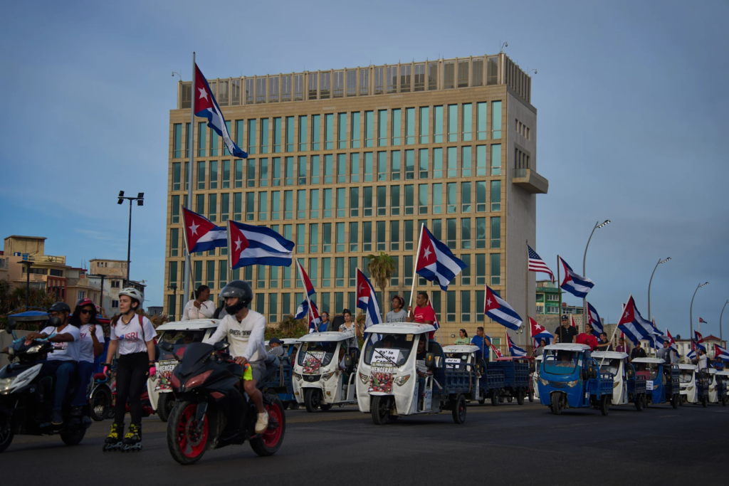 Triciclos, motos y bicis marchan frente a embajada de EEUU en La Habana en contra de sanciones 8 Triciclos y Motos eléctricas la solución Comunista en Cuba