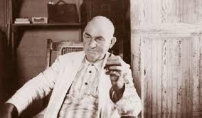 Ángel Castro Argiz sentado en una silla de madera