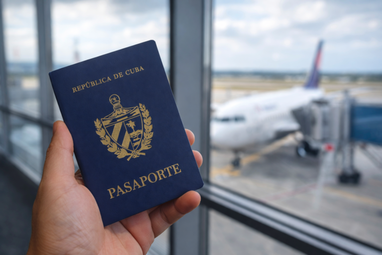 Pasaporte cubano en Cuba: requisitos, costos y las limitaciones del sistema migratorio 5 Persona sosteniendo un pasaporte cubano en un aeropuerto, con un avión visible a través de los ventanales, simbolizando viaje internacional y salida desde Cuba