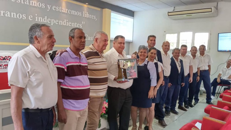Etecsa Holguín recibe galardón por su calidad y competitividad