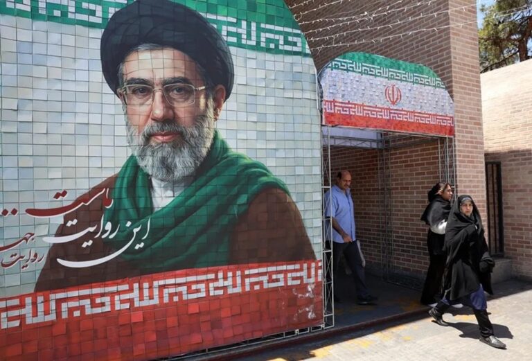 Irán sopesa la última propuesta estadounidense para poner fin a la guerra 1 En la foto, Iraníes pasan junto a una imagen del líder supremo iraní, el ayatolá Mojtaba Jamenei, en una calle de Teherán