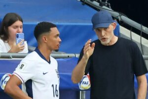 En la foto Thomas Tuchel y Trent Alexander-Arnold