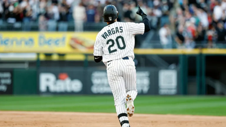 En la foto, Miguel Vargas recorre las bases tras pegar cuadrangular