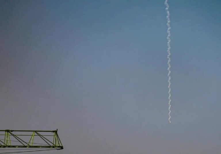 En la foto, humo procedente de lo que parece ser la interceptación de un misil, visible en el cielo de Dubái tras un supuesto ataque iraní contra Dubái, Emiratos Árabes Unidos