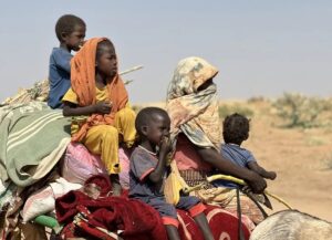 En la foto, desplazados sudaneses avanzan desde el campamento de Zamzam camp hasta Tawila Camps