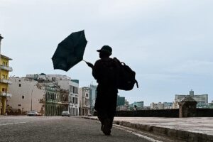 En la foto, un hombre camina por La Habana