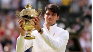 En la foto, Alcaraz levanta el trofeo en Wimbledon