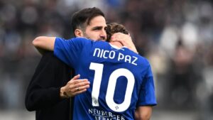 En la foto, Césc Fábregas y Nico Paz