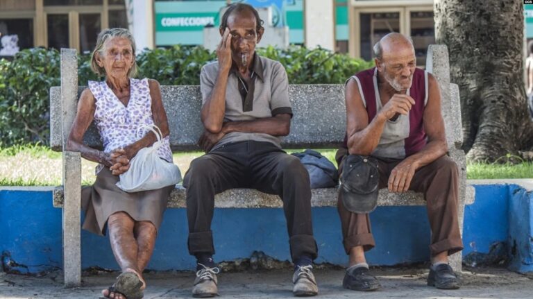 En la foto, ancianos en Cuba