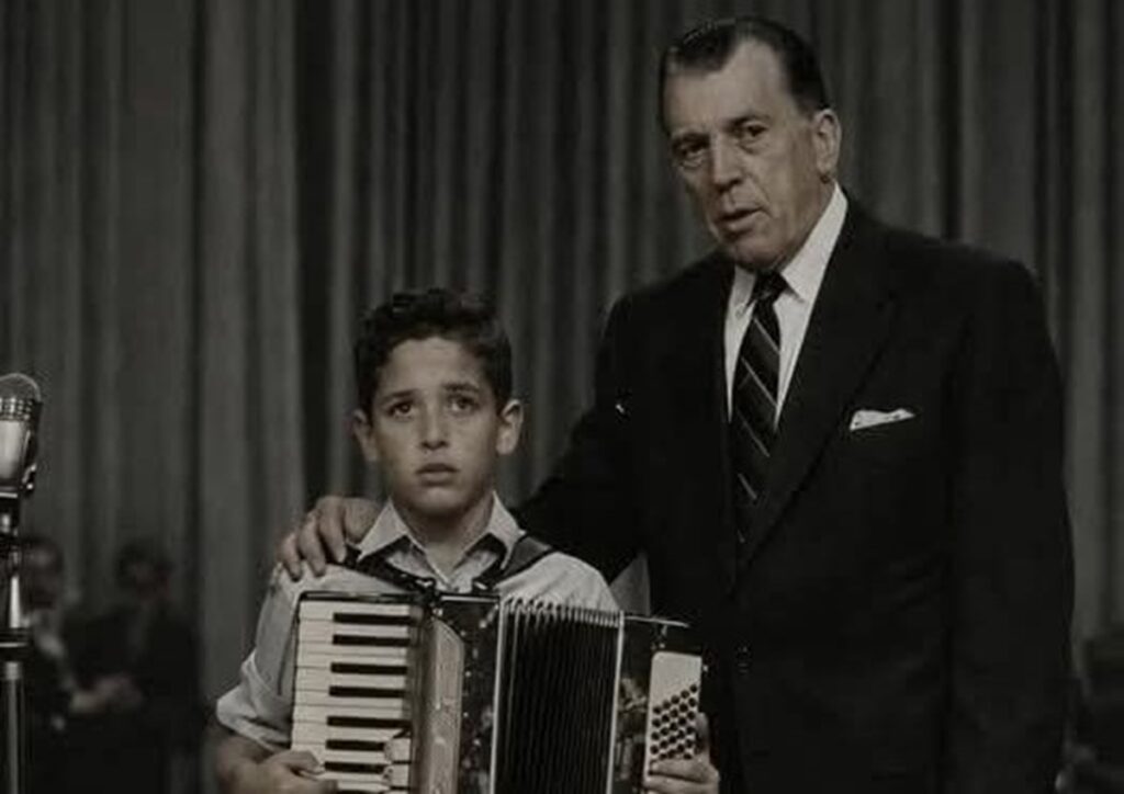 En la foto, Ed Sullivan y el niño del acordeón