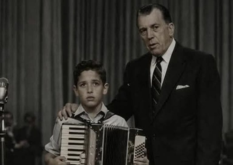 En la foto, Ed Sullivan y el niño del acordeón