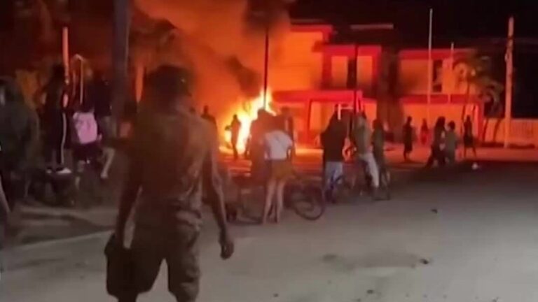 En la foto, protestas en Cuba