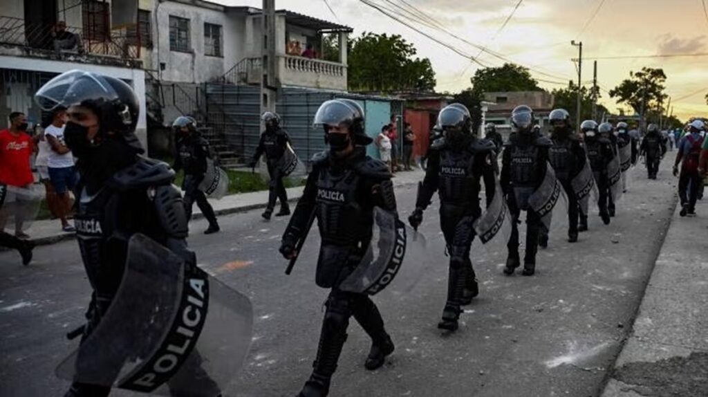 Ejercicio de Prevención o exhibición de control para vestir el miedo de legalidad 4 En la foto, desfile policial para meter miedo