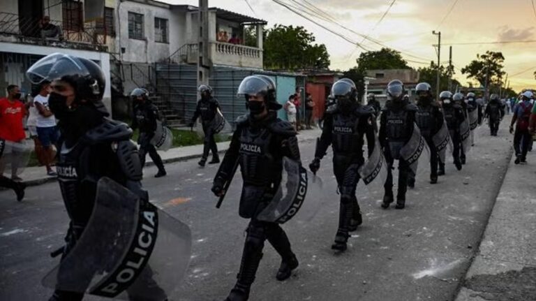 En la foto, desfile policial para meter miedo