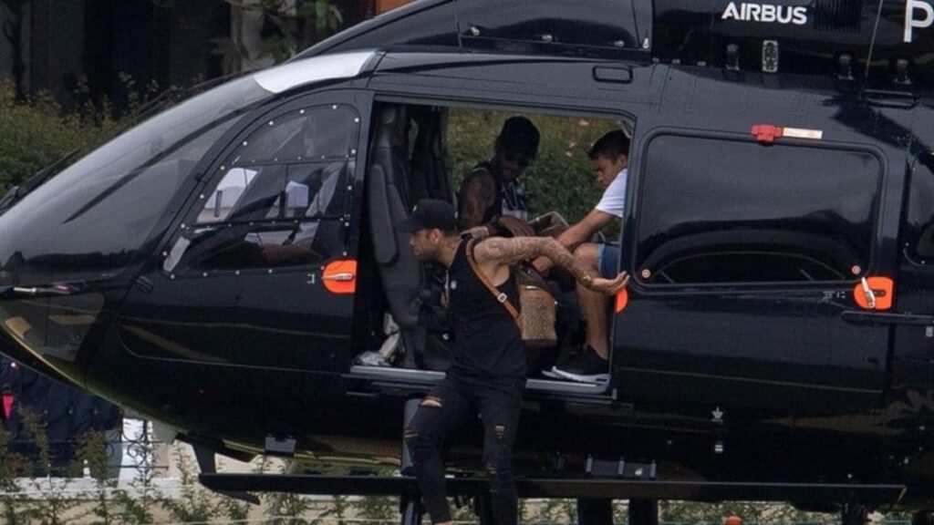 En la foto, Neymar llega en helicóptero a la concentración