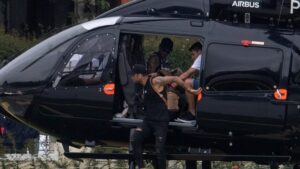 En la foto, Neymar llega en helicóptero a la concentración