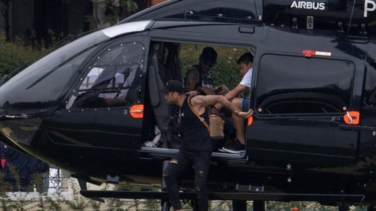 En la foto, Neymar llega en helicóptero a la concentración