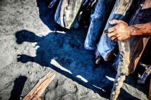 En la foto. una imagen de Cuba, un hombre recoge madera