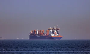 En la foto, un barco cruza el estrecho de Ormuz