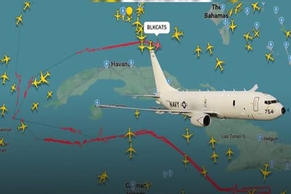 En la foto, uno de los aviones que sobrevuela la isla cada día y un mapa de su trayectoria