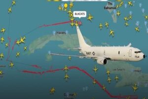 En la foto, uno de los aviones que sobrevuela la isla cada día y un mapa de su trayectoria