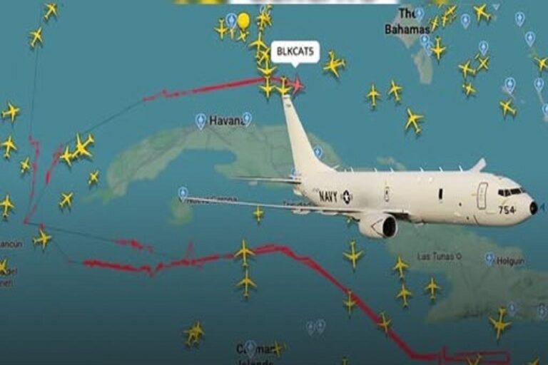 En la foto, uno de los aviones que sobrevuela la isla cada día y un mapa de su trayectoria
