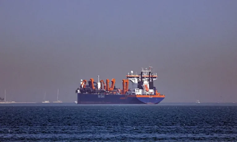 En la foto, un barco cruza el estrecho de Ormuz