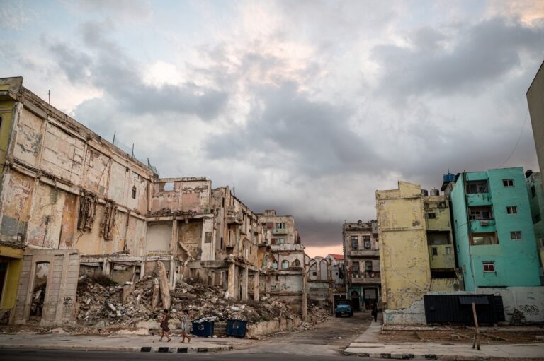 En la foto, una imagen de la Cuba carcomida