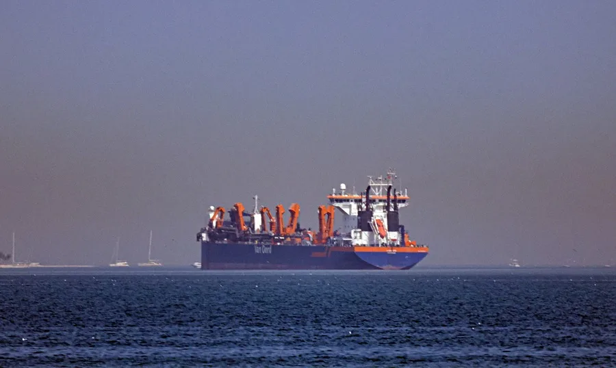 2 En la foto, un barco cruza el estrecho de Ormuz