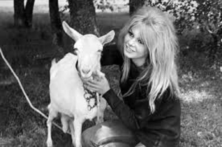 En la foto, Brigitte Bardot y la cabra